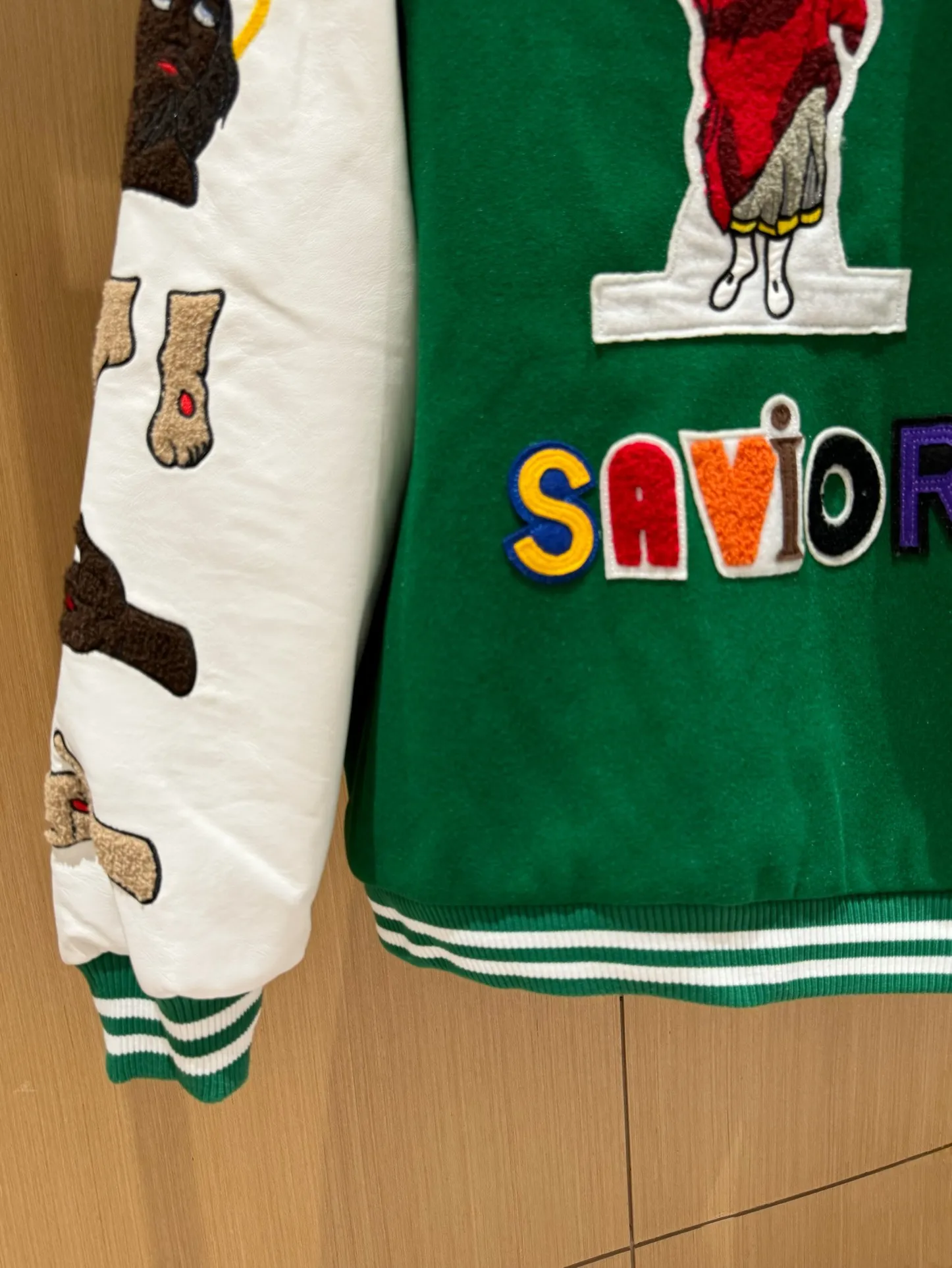 🧸Saint michael Bai Jingting same style embroidered American baseball jacket vintage jacket men and women autumn and winter p380 style number: 255# code number: m-xl color: black, green high version quilted version one is enough for the winter in the north and south multiple splicing techniques for the whole piece original version customized dyeing color 3 times of pattern making for the final version heavy work patch embroidery requires laser burning to carve out the template before embroidering Only a few pieces are produced in a day, and the factory quantity is extremely low. During the NBA All-Star Weekend, James wore a baseball jacket co-branded by Saint Michael and Denim Tears. As a top player in the sports field, in addition to his excellent skills on the court, James is also widely recognized for his ability to match private servers and carry goods off the court. Not only Lao Zhan, but also celebrities such as Bai Jingting are vying to get involved. It has to be said that the eyes of celebrities are really vicious. They are firmly standing at the top of the trend - Washing precautions - Try to avoid strong washing and strong scrubbing during the laundry process. Powerful washing mode of the washing machine. Dark colors will have slight shrinkage and floating colors during the first cleaning, which is unavoidable for knitted fabrics. It is recommended to soak in warm salt water for half an hour before cleaning.